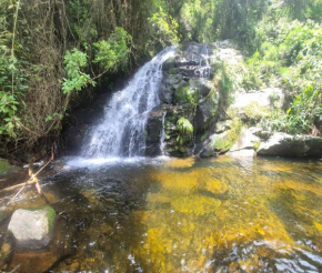 Chalé das Montanhas - Cachoeira particular dentro da hospedagem